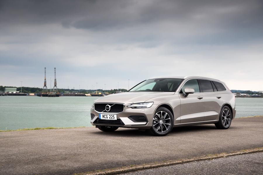  Volvo V60 D4 Momemtum 2018 года  (UK) (фото 25 из 40)